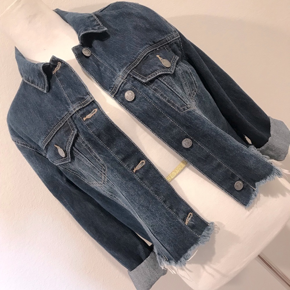 Forever 21 Cropped Distressed Denim Jacket 💙